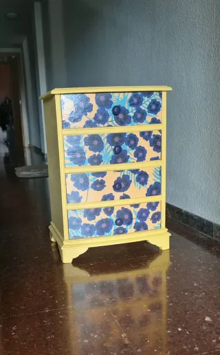 Cajonera amarilla con flores azules