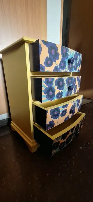 Cajonera amarilla con flores azules