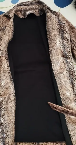 Gabardina efecto piel serpiente