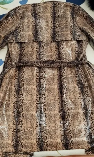 Gabardina efecto piel serpiente