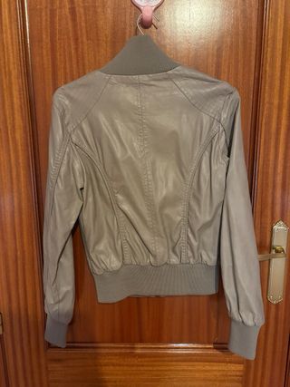 Chaqueta beige estilo bomber