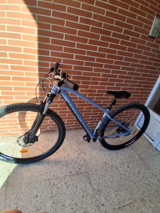 Bicicleta de montaña azul