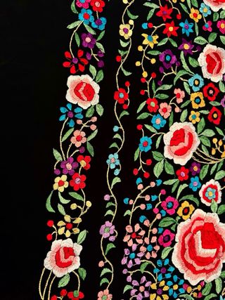 Manton de Manila negro bordado flores