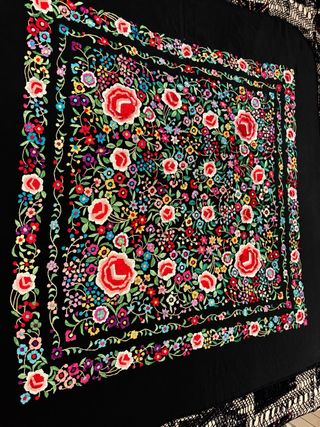Manton de Manila negro bordado flores