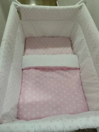 Minicuna con ruedas y estampado de estrellas