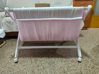 Minicuna con ruedas y estampado de estrellas