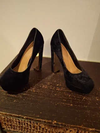 Zapatos de tacón negros de terciopelo