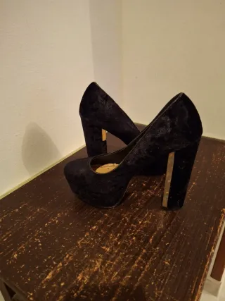 Zapatos de tacón negros de terciopelo