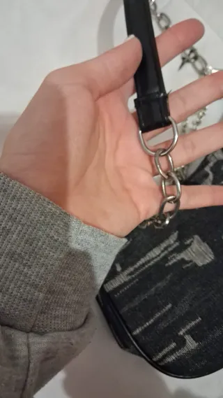 Bolso negro y plateado con cadena