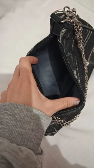 Bolso negro y plateado con cadena