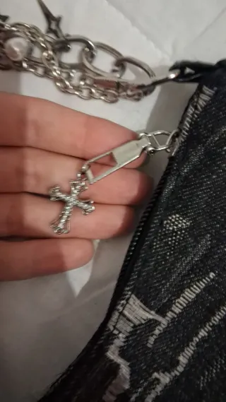 Bolso negro y plateado con cadena