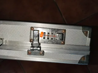 Maletín de aluminio con combinación