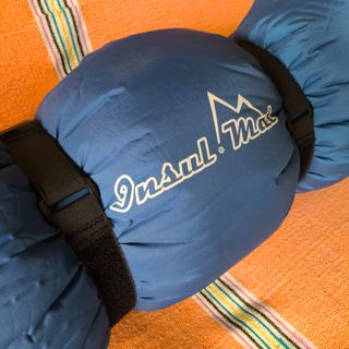 Colchoneta inflable aislante camping y montaña