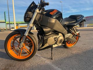 Moto Buell Negra y Naranja