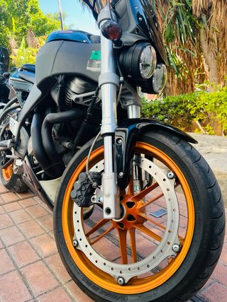 Moto Buell Negra y Naranja