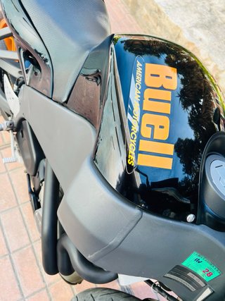 Moto Buell Negra y Naranja