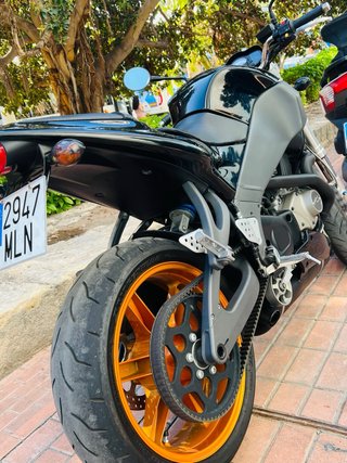 Moto Buell Negra y Naranja