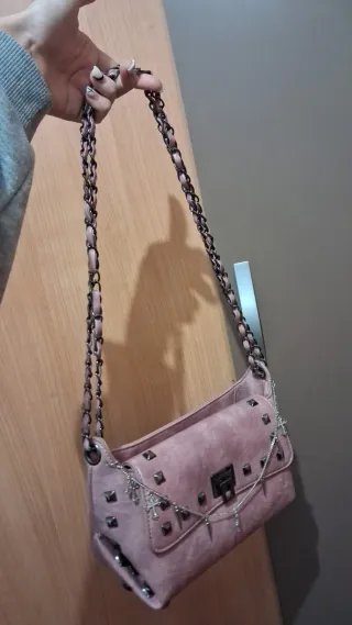 Bolso rosa con tachuelas