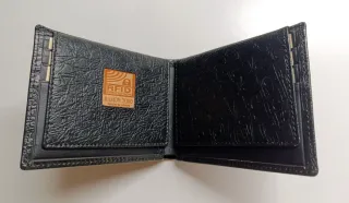 Cartera de piel negra con iniciales