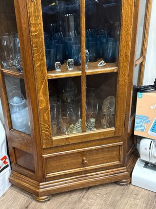 Vitrina rinconera de madera y cristal