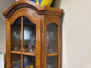 Vitrina rinconera de madera y cristal