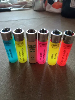 Set di 6 accendini Clipper con frasi colorate