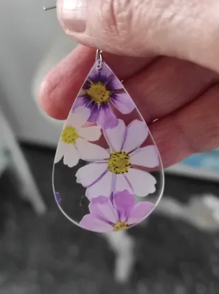 Orecchini goccia trasparenti con fiori lilla rosa