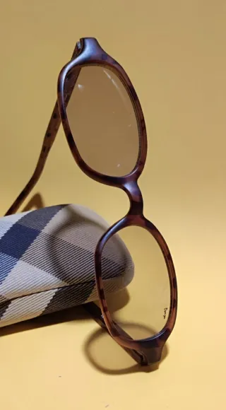 Gafas de sol cristal claro, montura tipo carey.