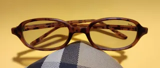 Gafas de sol cristal claro, montura tipo carey.