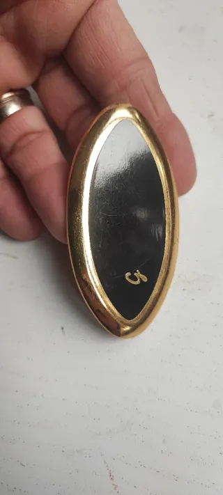 Fibbia nera e oro con iniziale G