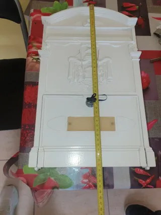 Buzón de correo blanco decorado