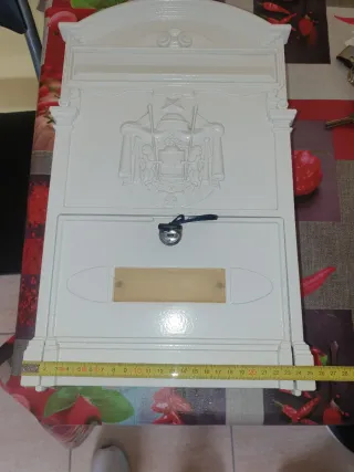 Buzón de correo blanco decorado