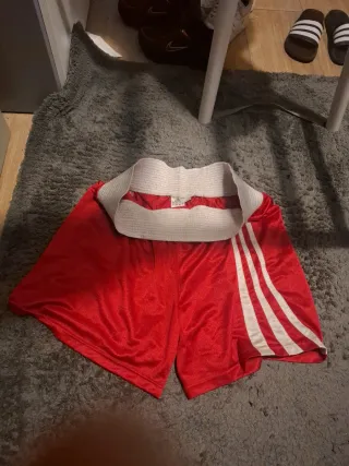 Pantalones cortos de boxeo Adidas rojos