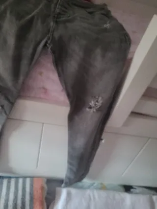 Pantalón hombre roto gris talla 42