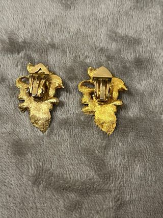 Pendientes vintage dorados flores esmalte coral