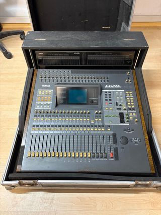 Mesa de Sonido Digital Yamaha 02R + Flyht Case