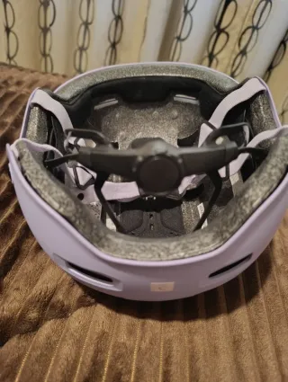 Casco de bicicleta morado
