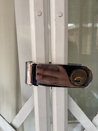 Reja de seguridad extensible blanca