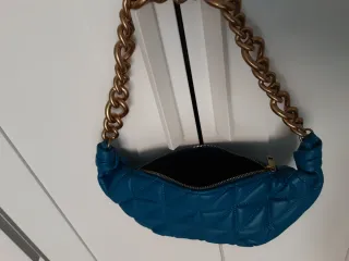 Bolso acolchado azulón con cadena XL dorada Zara