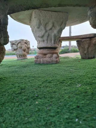 Mesa y bancos de piedra con maceteros