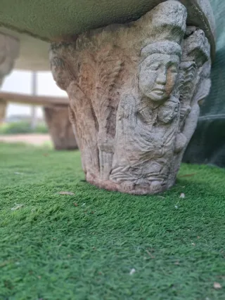 Mesa y bancos de piedra con maceteros