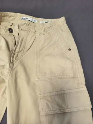 Pantalón cargo Bershka beige chica