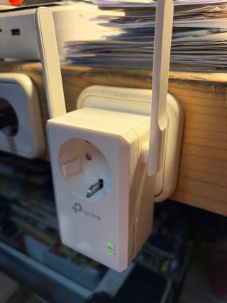 Repetidor TP-Link con enchufe auxiliar