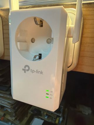 Repetidor TP-Link con enchufe auxiliar