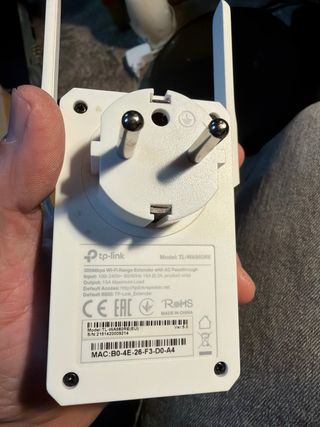 Repetidor TP-Link con enchufe auxiliar