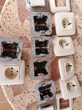 Enchufes e interruptores Simon