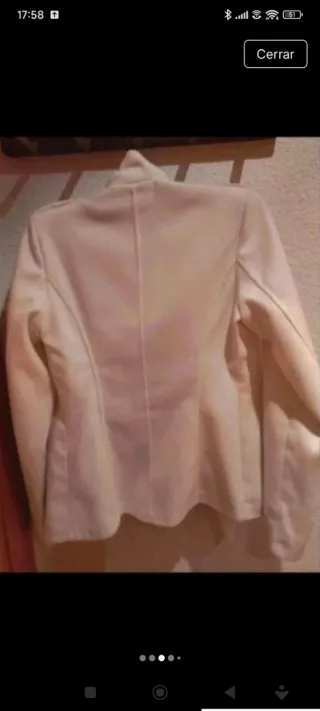 Abrigo chaquetón elegante mujer blanco.