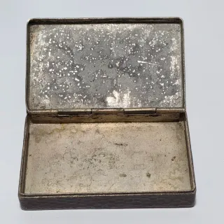 Antico scatola in metallo scena in rilievo satira