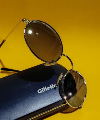 Gafas de sol plateadas y cristales espejados.