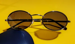 Gafas de sol plateadas y cristales espejados.